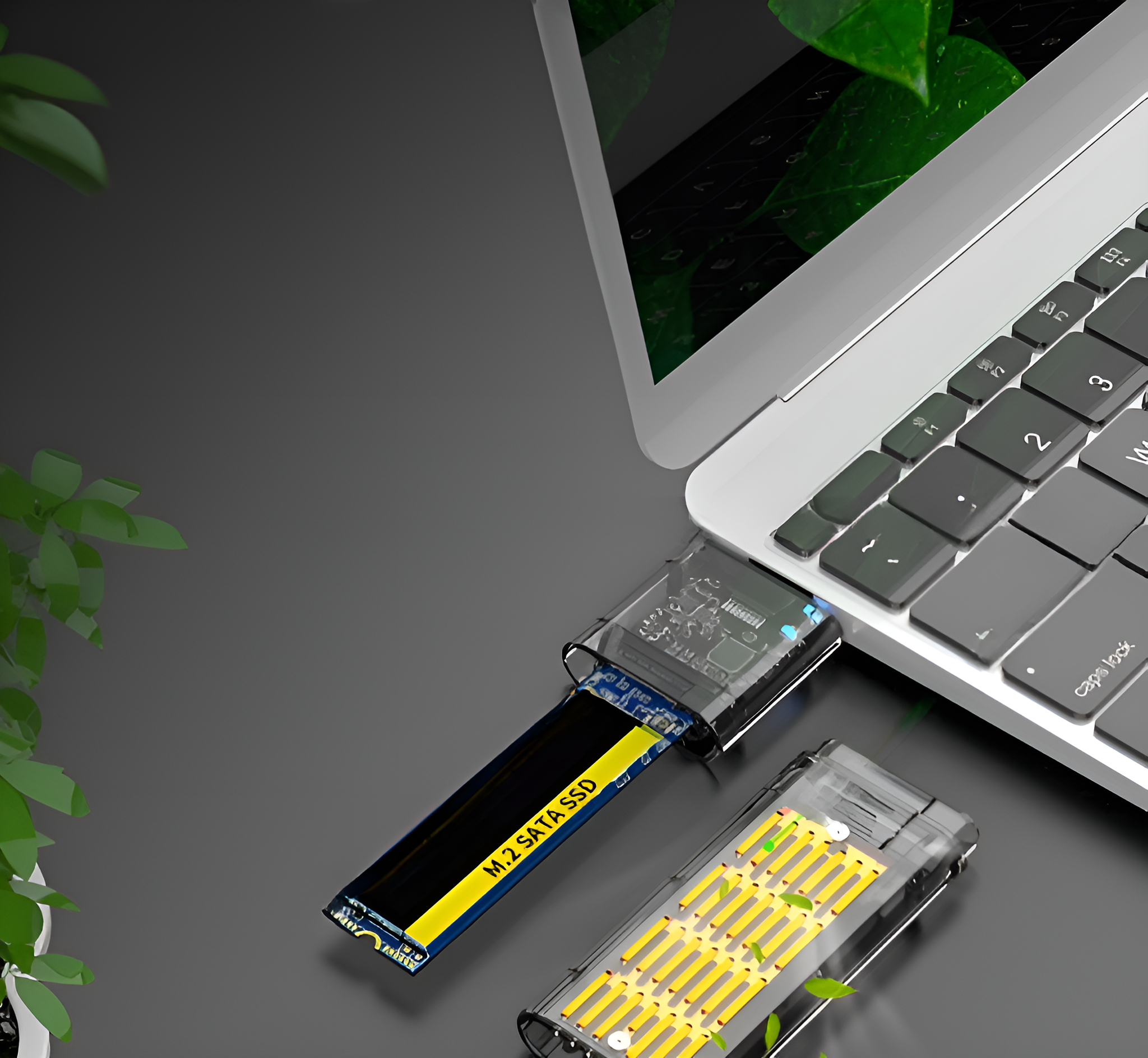 Laptop mit SSD-Karte verbunden. Die Karte ist gelb und schwarz. Der Hintergrund ist dunkel.