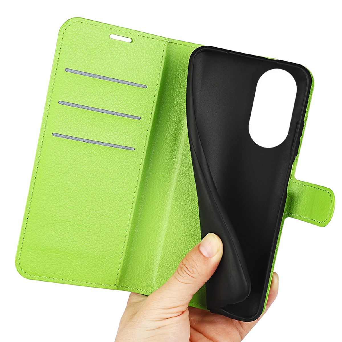 Hand hält offene grüne Handyhülle. Schwarzes Telefon darin. Weißer Hintergrund.