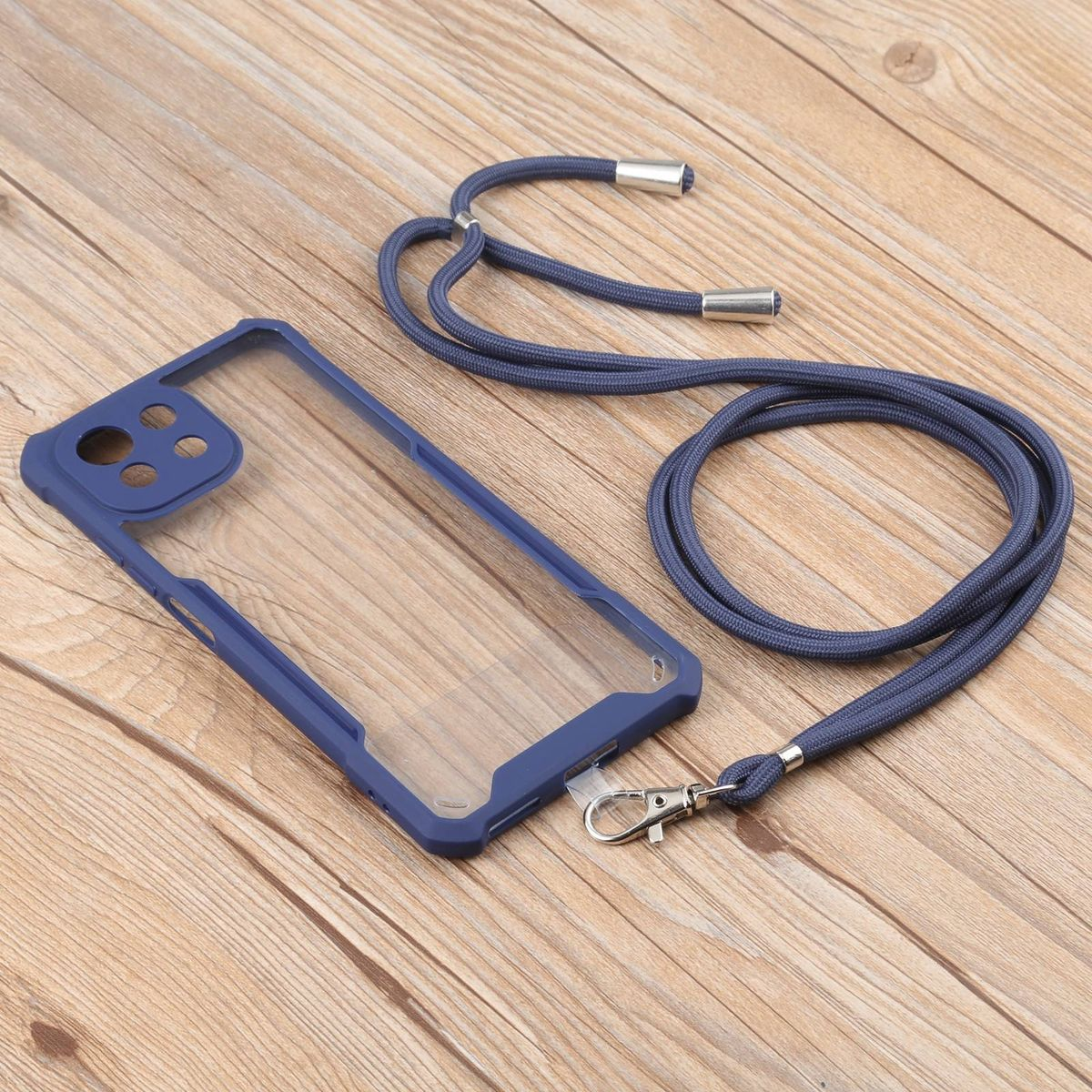Blaue Handyhülle und Lanyard auf Holzoberfläche. Die Handyhülle ist leer.