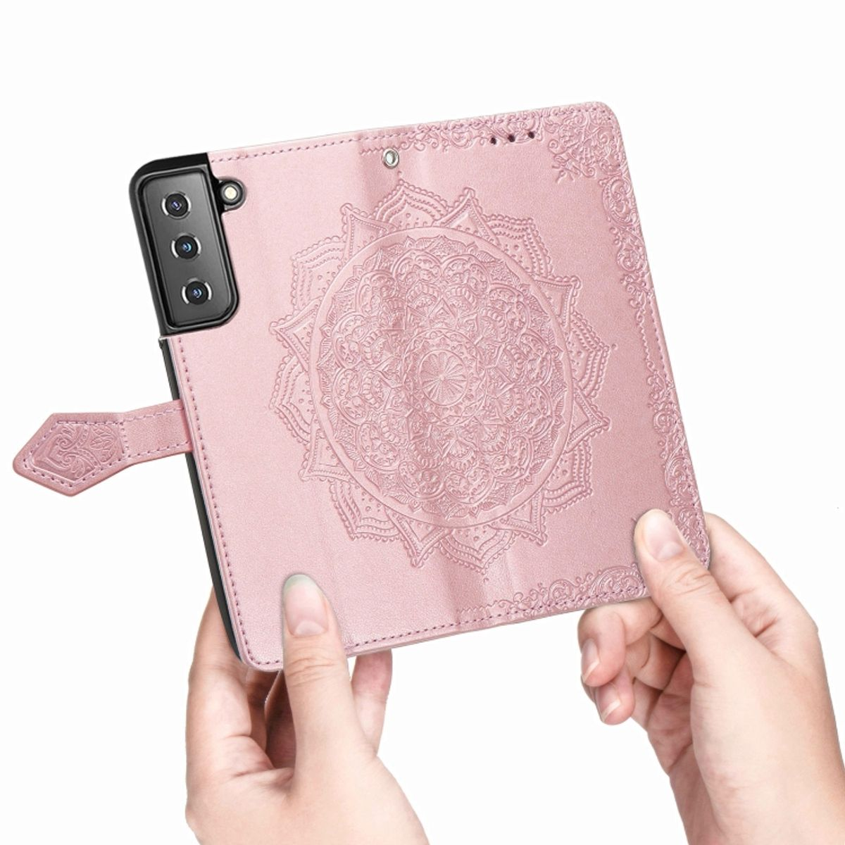 Eine Person hält eine rosa Handyhülle mit einem Mandala-Design. Das Telefon befindet sich darin.