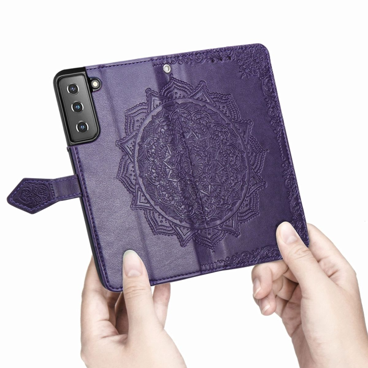 Eine lila Handyhülle mit einem Mandala-Design. Sie ist offen und zeigt das Telefon und einen Riemen.