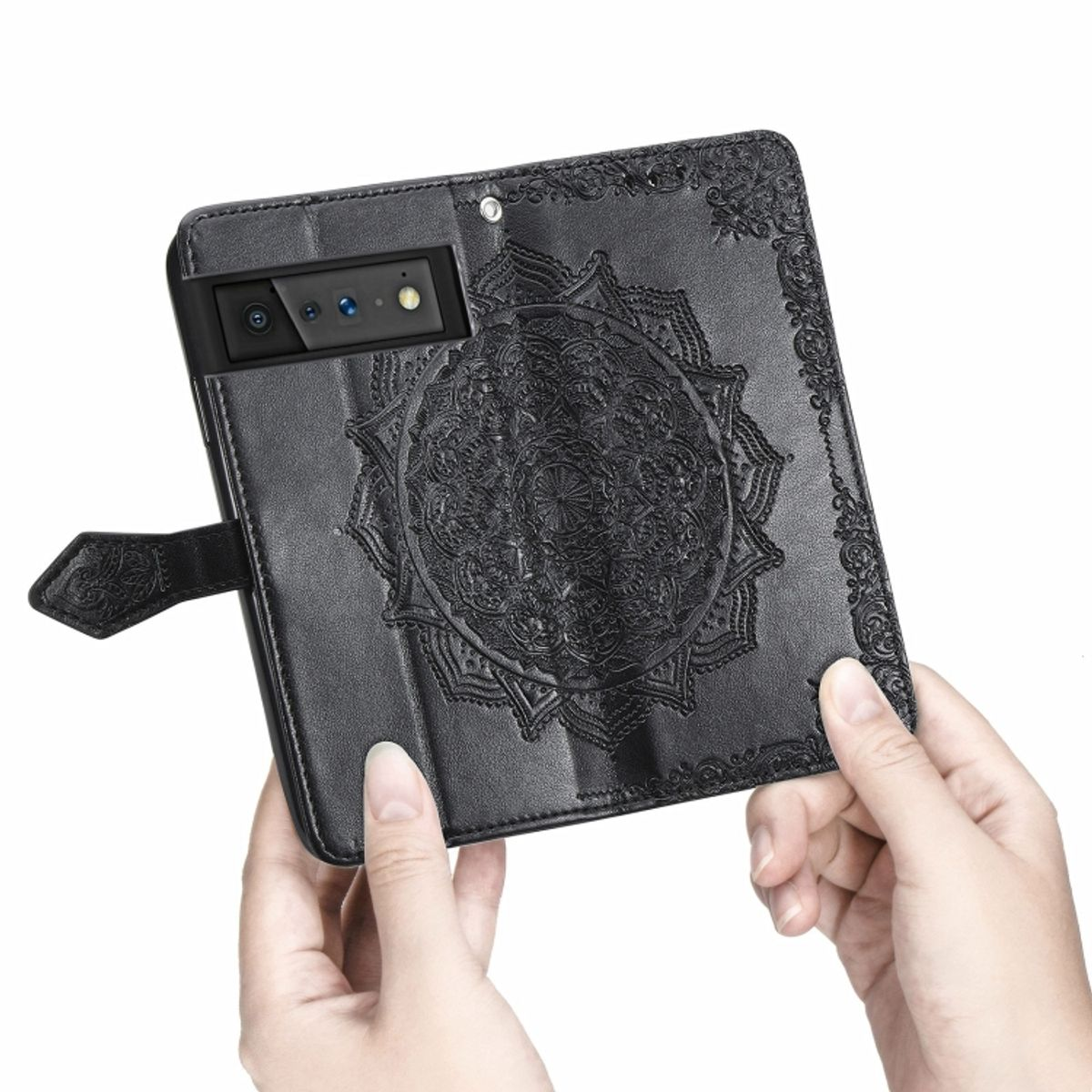 Schwarze Handyhülle, offen, von Händen gehalten. Zeigt ein Mandala-Design und die Handykamera.