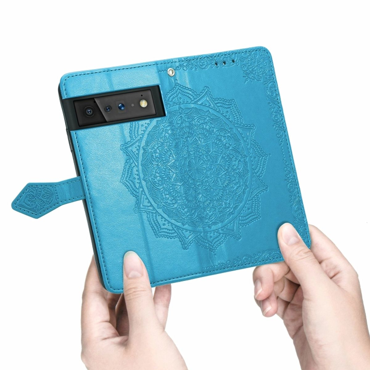 Türkisfarbene Handyhülle mit Mandala-Design, offen. Telefon darin ist sichtbar. Die Hülle wird von Händen gehalten.
