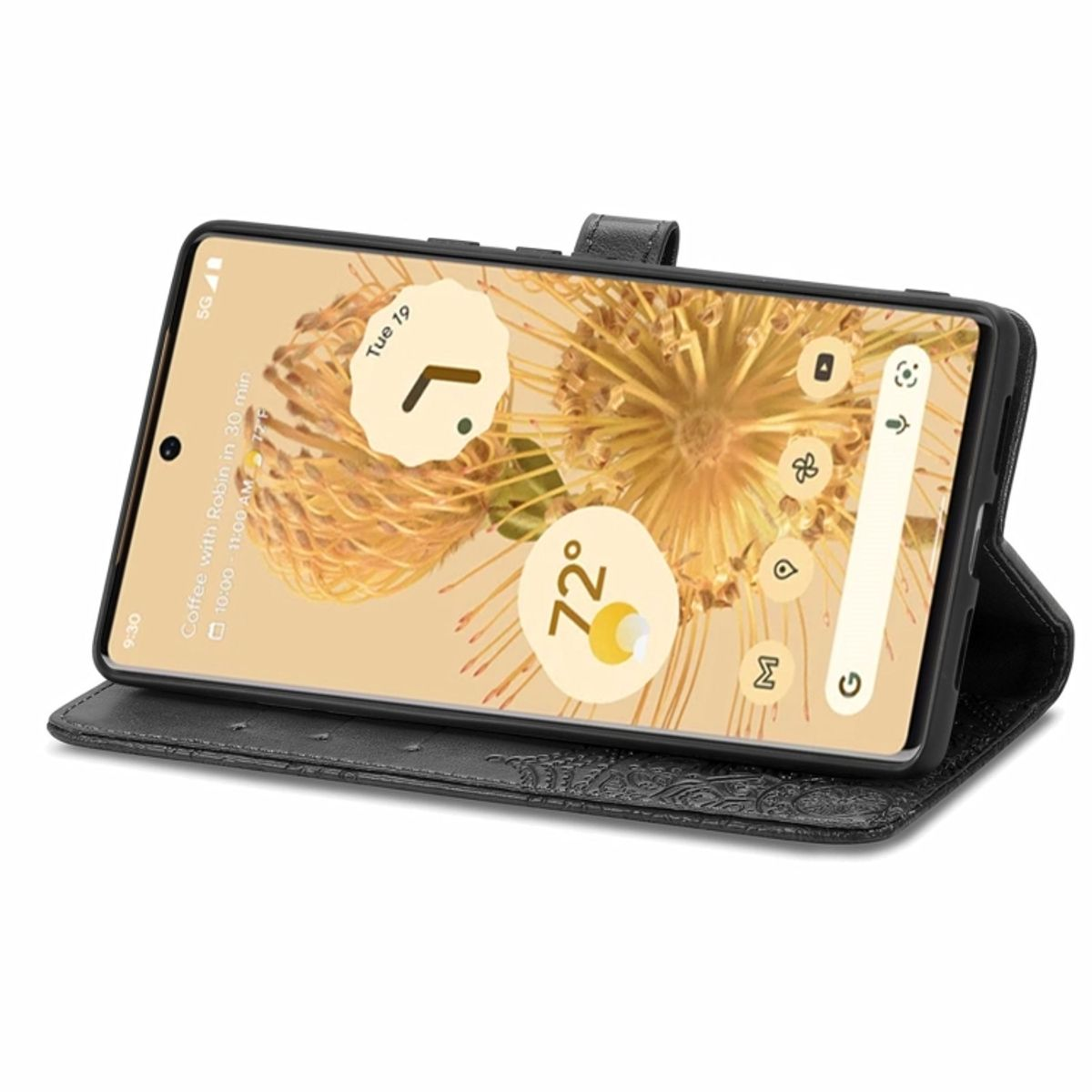 Telefon in einer schwarzen Handyhülle, der Bildschirm zeigt Informationen an.
