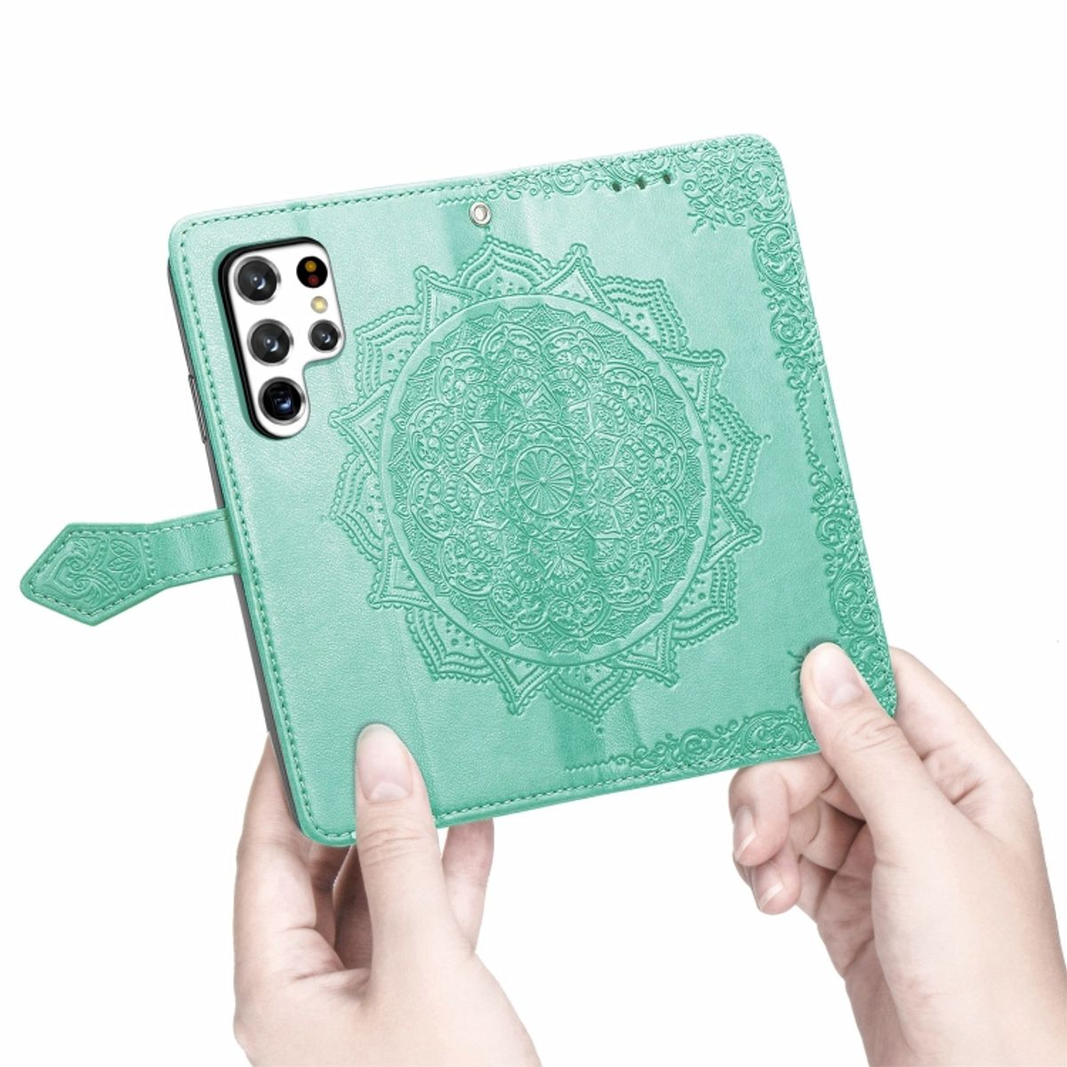 Minzgrüne Handyhülle mit Mandala-Design, Telefon und Hände halten es.