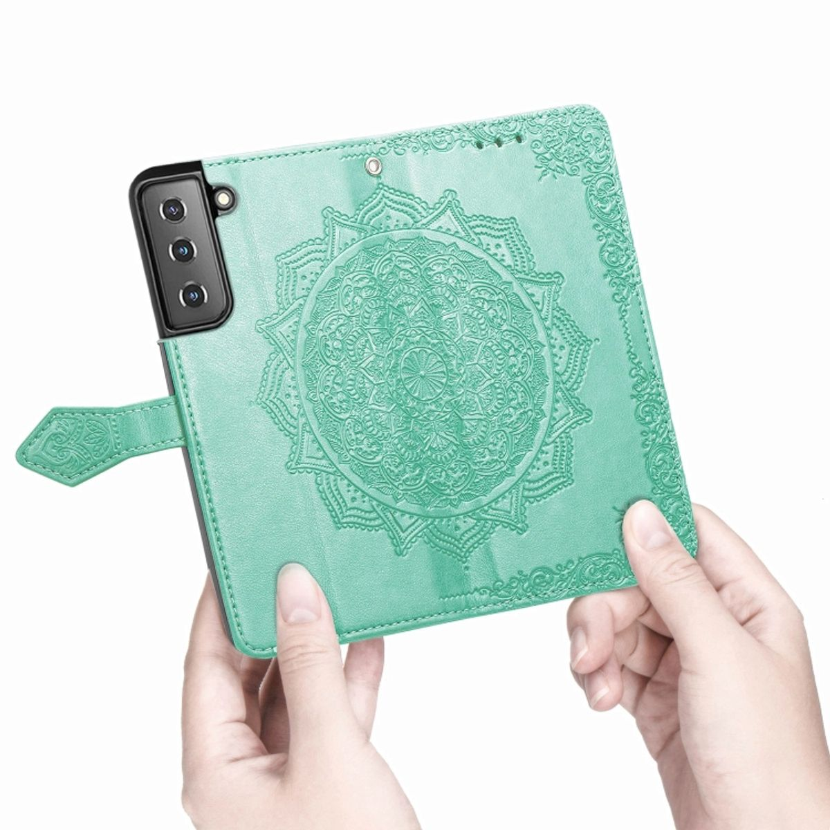 Hände halten eine offene, türkisfarbene Handyhülle mit einem Mandala-Design auf der Vorderseite.