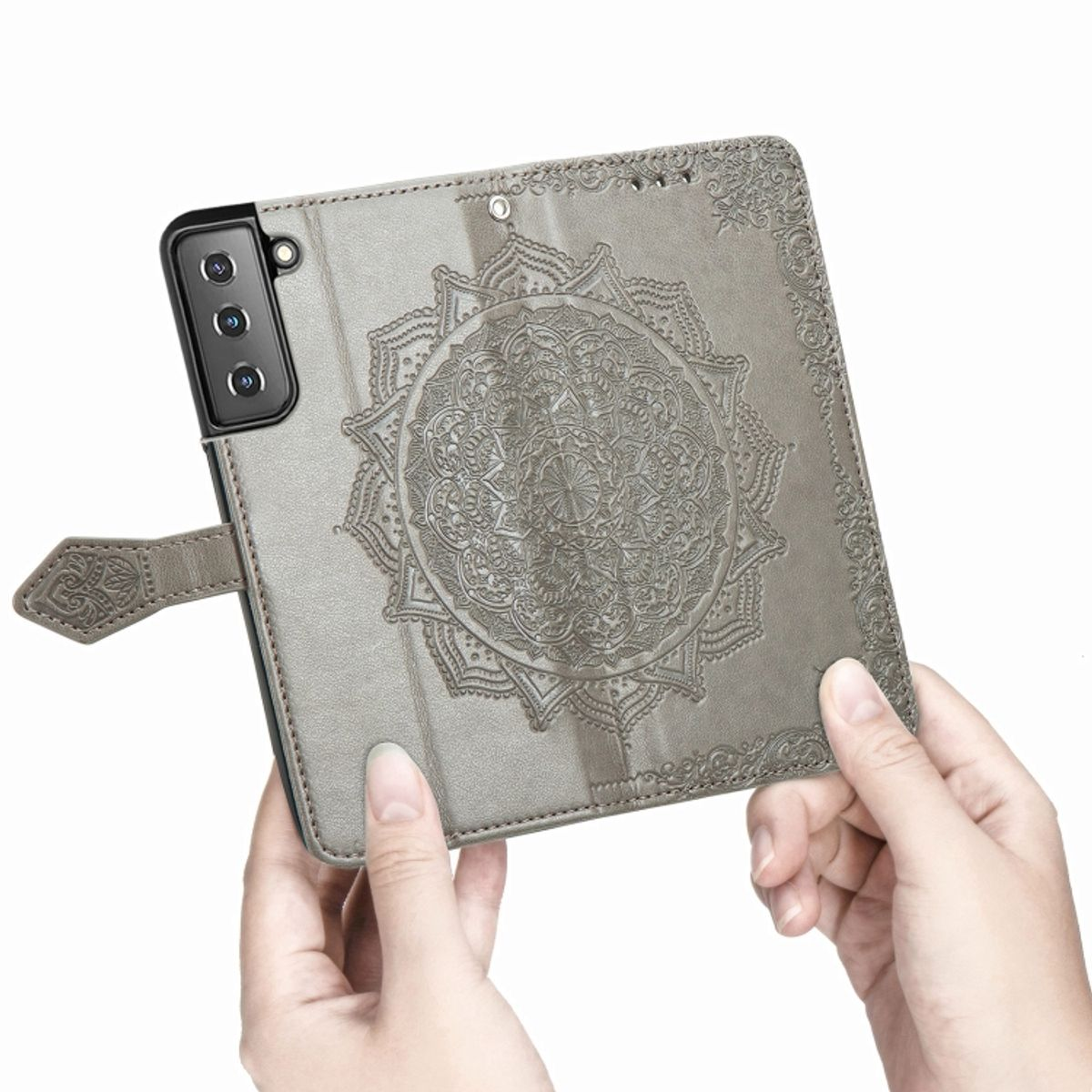 Graue Handyhülle mit Mandala-Design, von Händen gehalten, Telefon links.