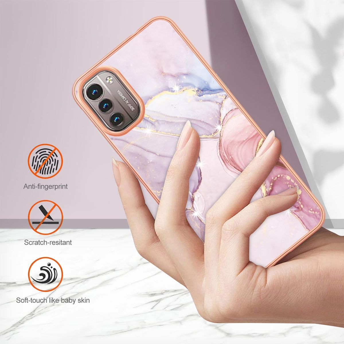 Hand hält ein Telefon mit einer rosa und lila Marmorhülle.