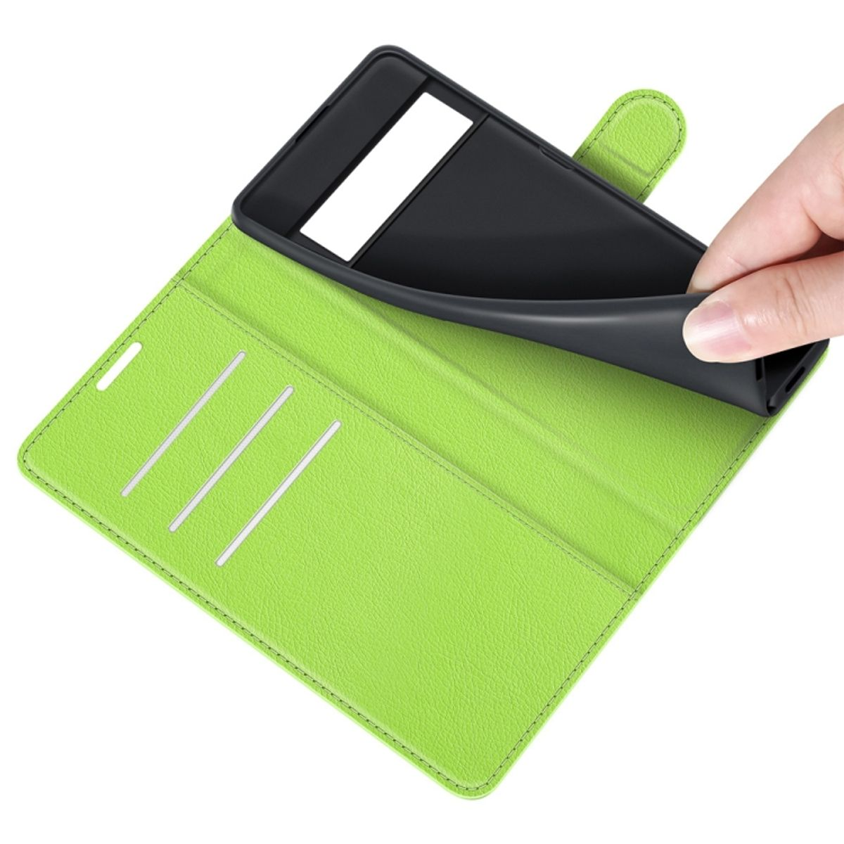 Grüne, offene Handyhülle, mit einem schwarzen Telefon darin. Eine Hand hält das Telefon.