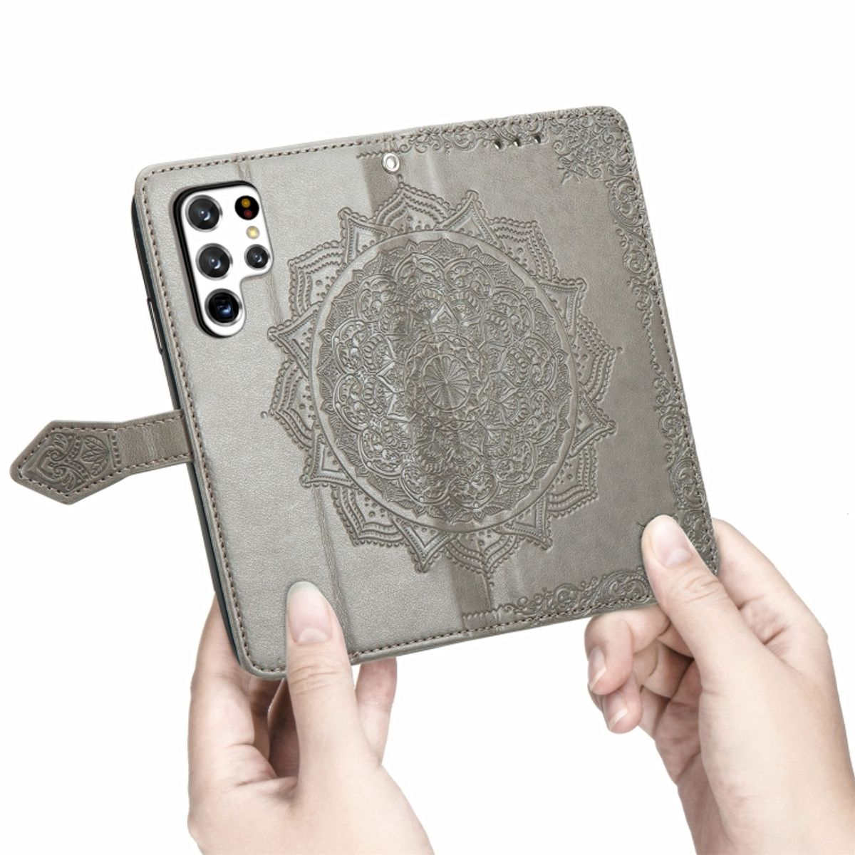 Graue Handyhülle offen, mit Telefon, gehalten von Händen. Mandala-Design. Leder.