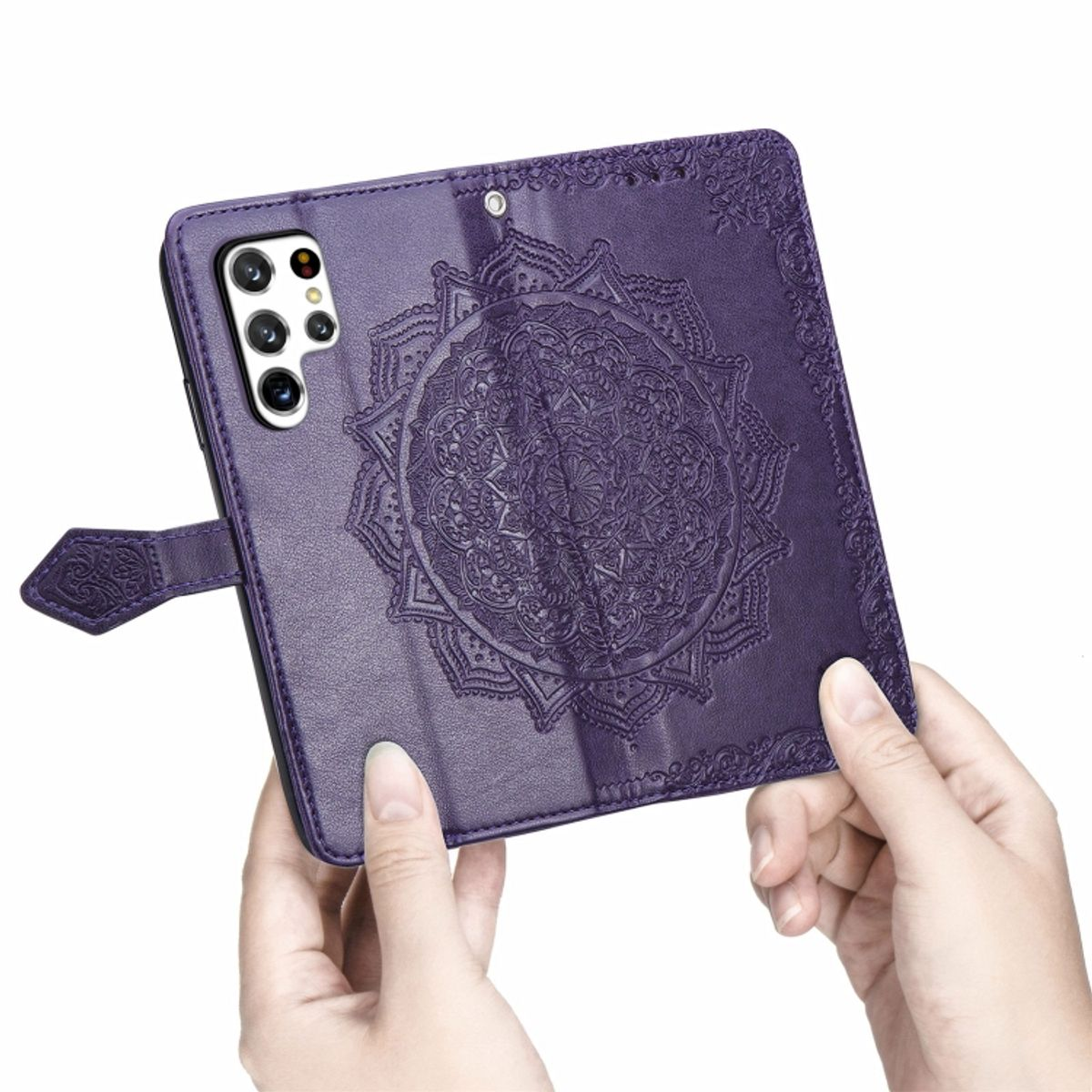 Lila Handyhülle mit einem Mandala-Design. Telefon wird in Händen gehalten.