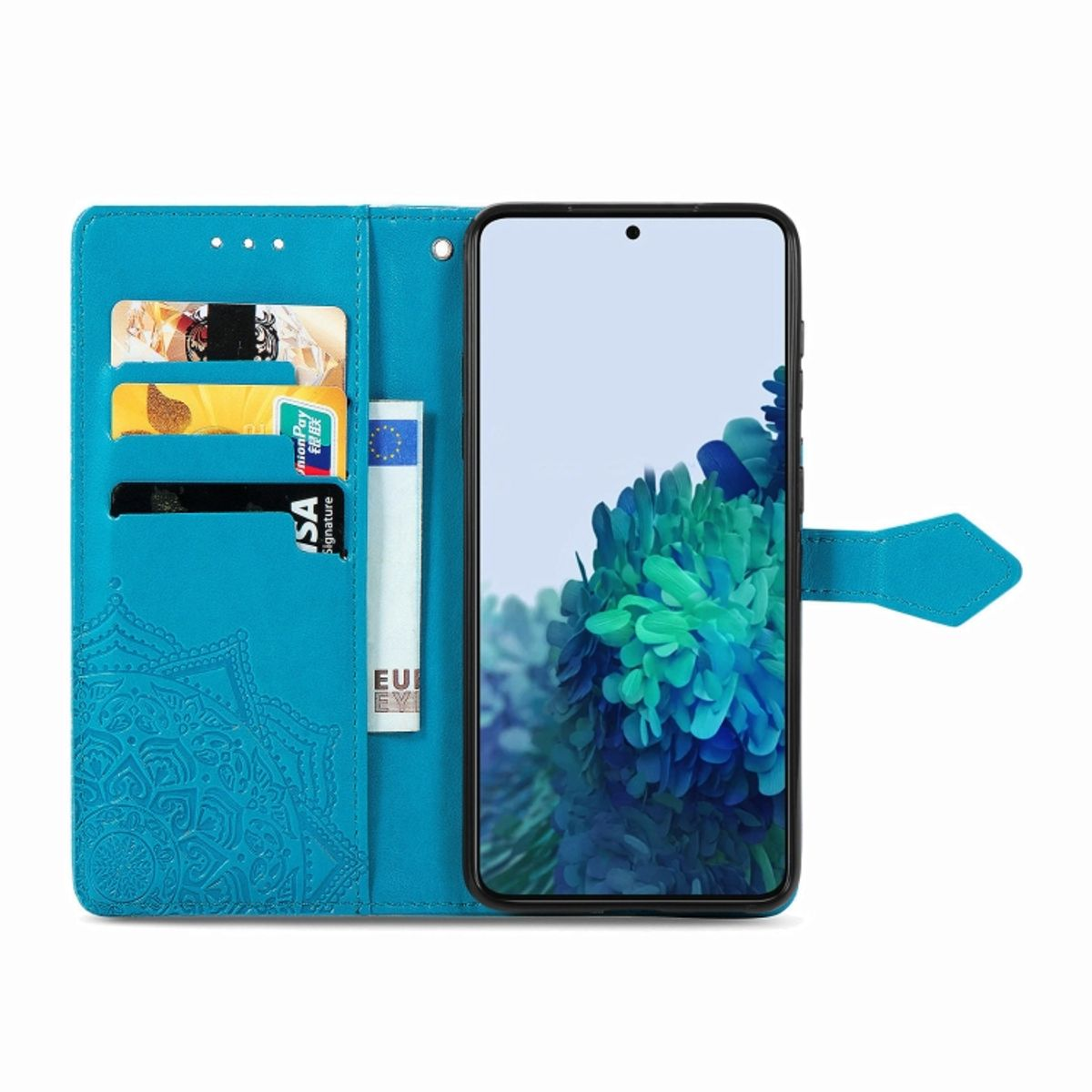 Blaue Handyhülle offen, mit Karten und einem Telefon. Weißer Hintergrund.