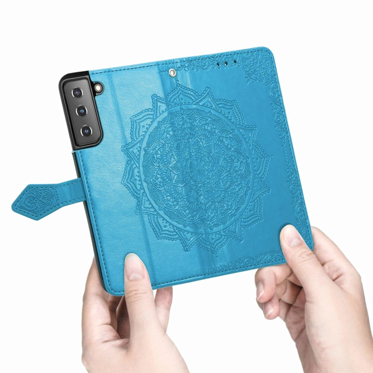 Hellblaue Handyhülle geöffnet mit Telefon, das ein Mandala-Design zeigt.
