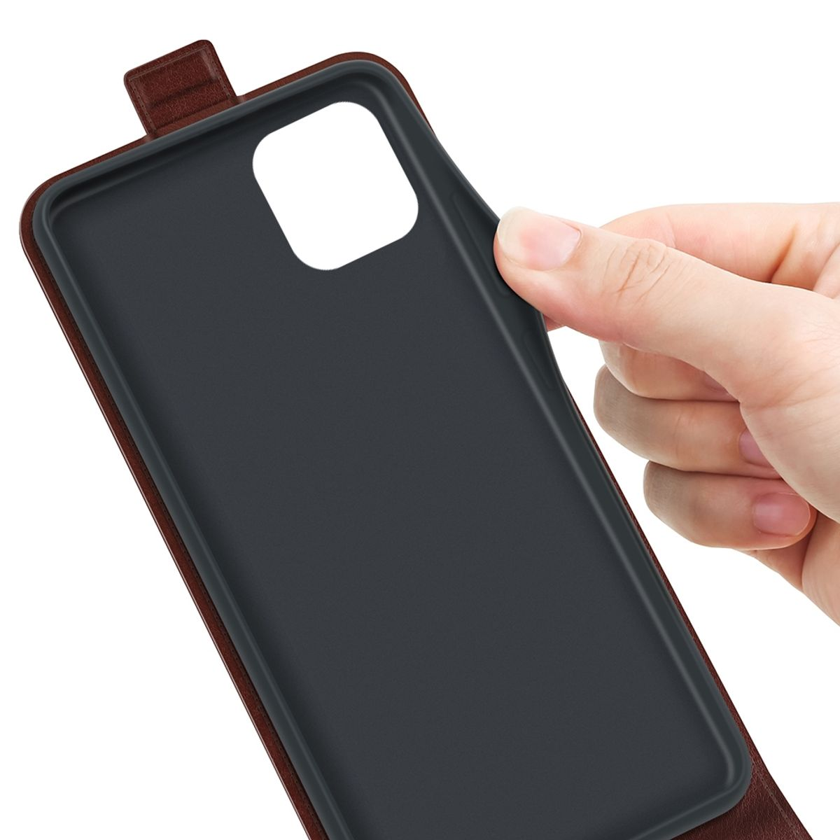 Hand hält eine schwarze Handyhülle mit braunem Äußeren.