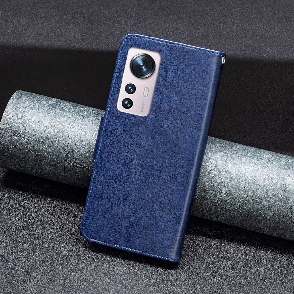 Blaue Handy-Brieftasche. Telefon innen. Dunkler Hintergrund. Textur auf der Hülle.