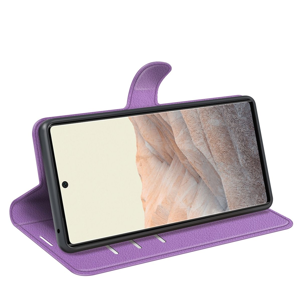 Lila Handyhülle geöffnet mit Telefon darin. Weißer Hintergrund.