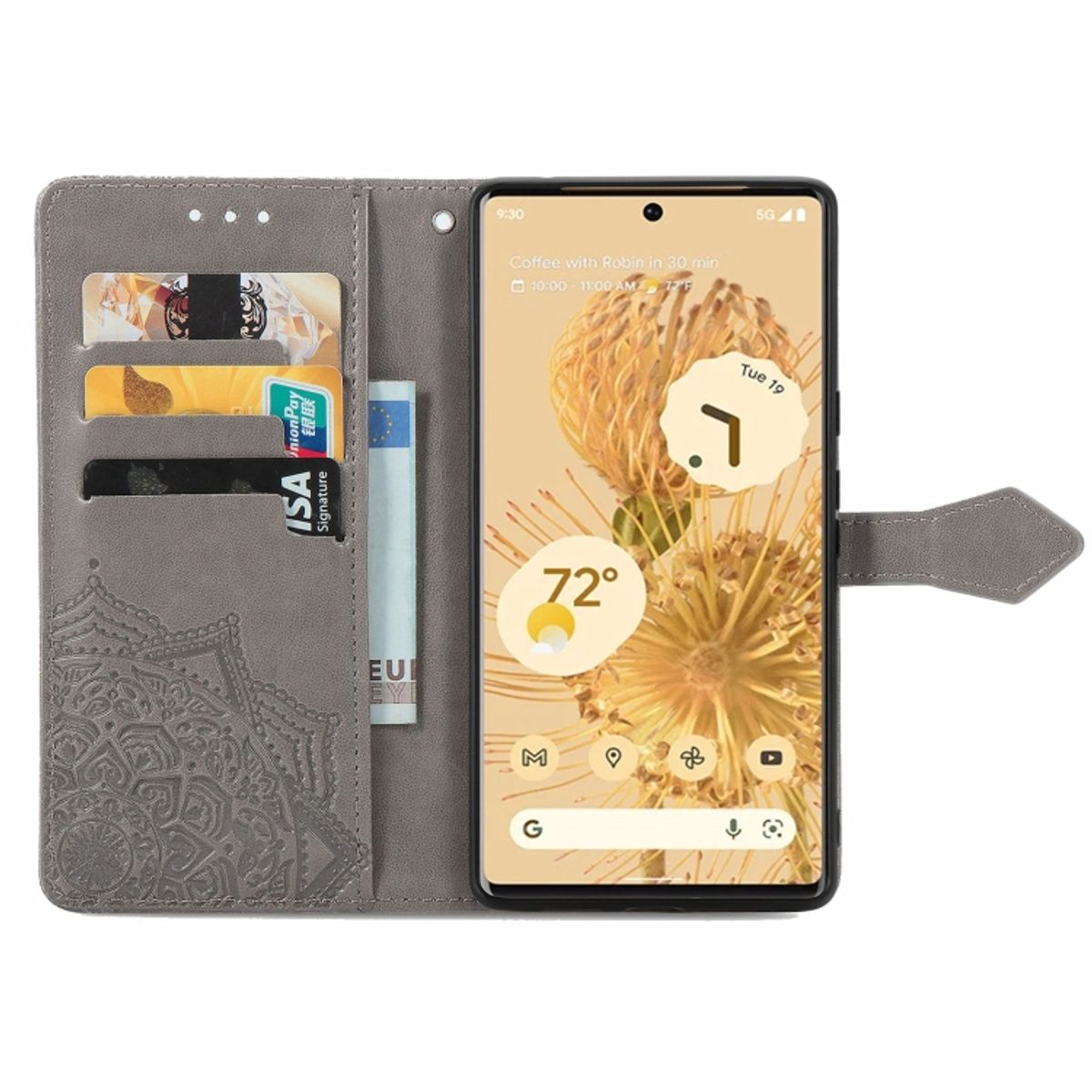 Graue Handyhülle mit Karten und Geld im Inneren, Telefon zeigt einen Bildschirm. Dekoratives Design. Weißer Hintergrund.