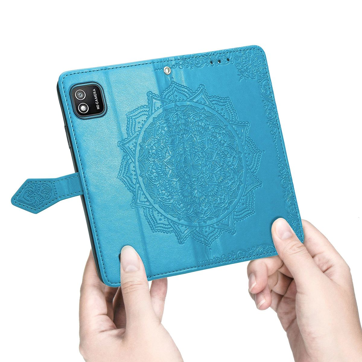 Hände halten eine blaue Handyhülle. Mandala-Design. Weißer Hintergrund.