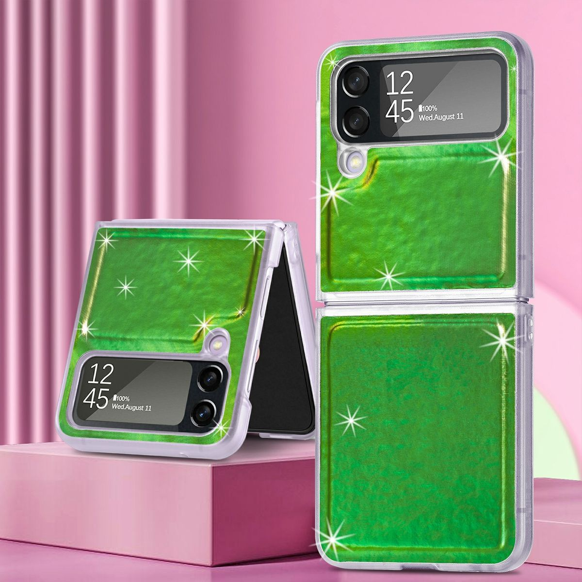 Grüne, glänzende Handyhülle, offen. Jede Seite hat Glitzersterne. Weicher rosa Hintergrund.