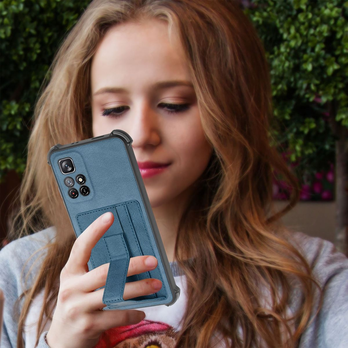 Frau hält eine blaue Handyhülle. Das Telefon ist blau und hat mehrere Kameras.
