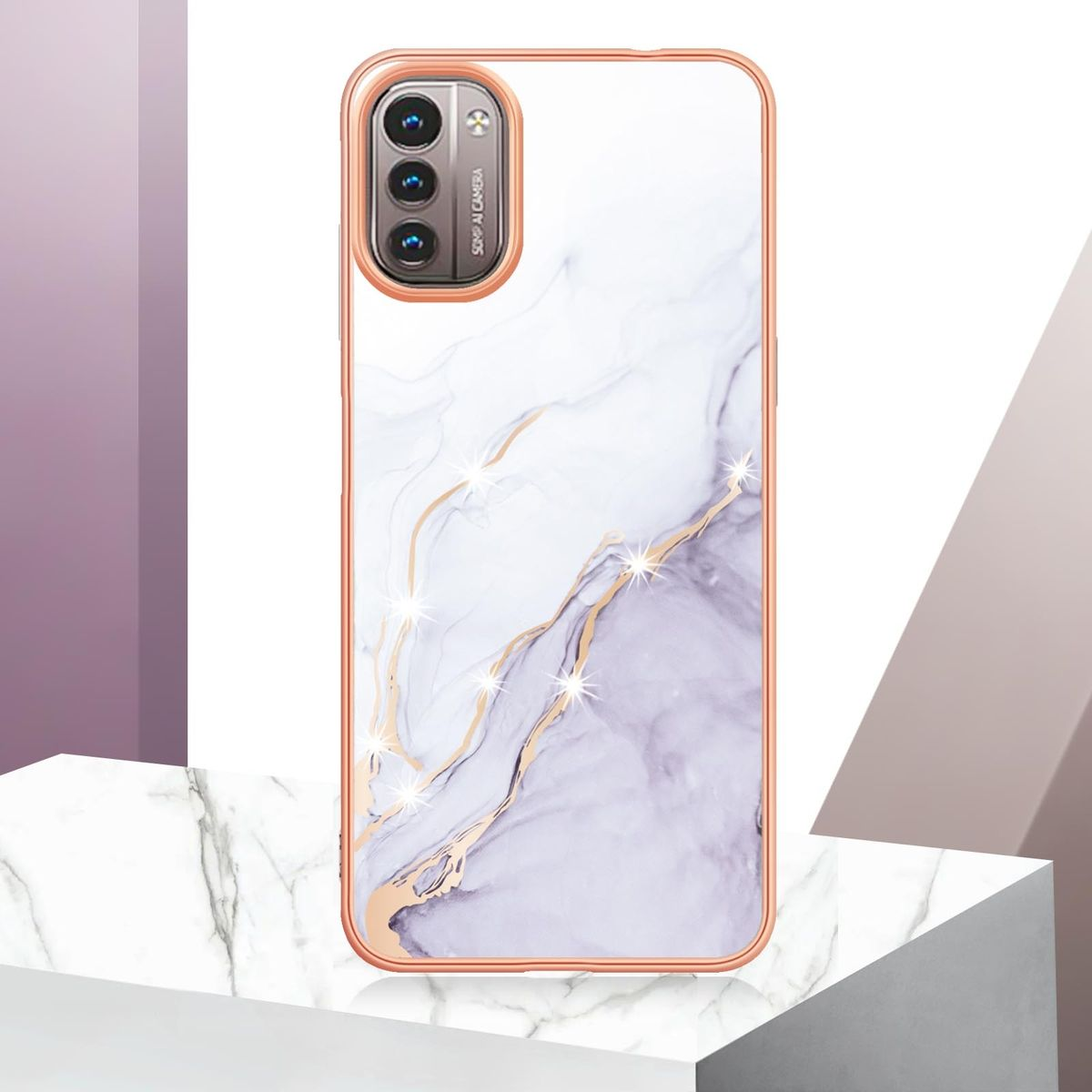 Eine Handyhülle mit Marmordesign. Die Handyhülle hat einen goldfarbenen Rahmen und zeigt Lichter.