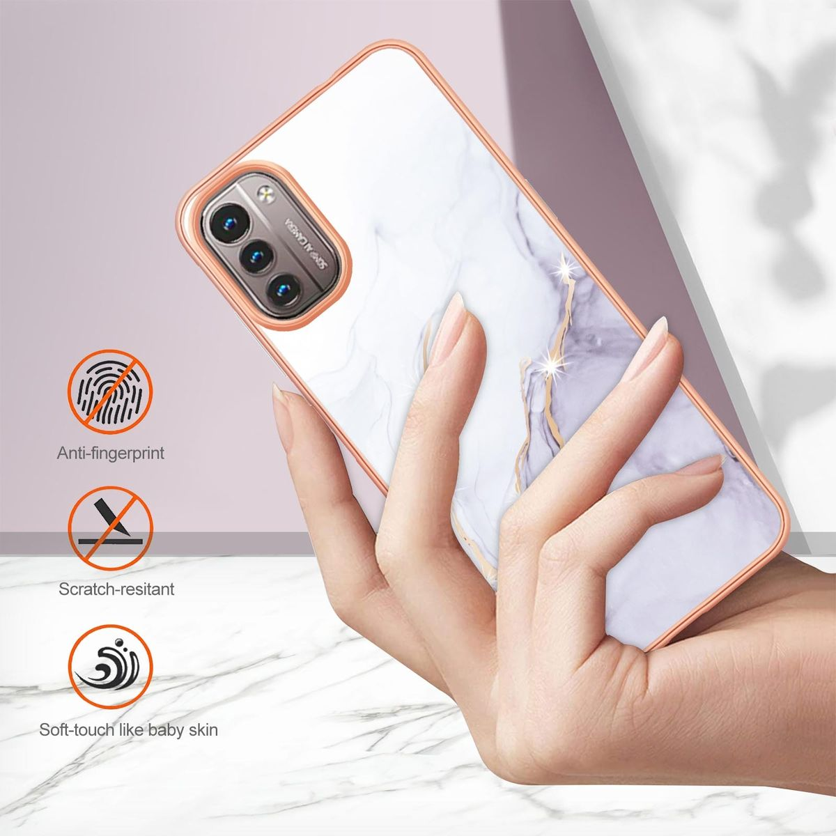 Eine Hand, die ein Telefon mit einer Hülle mit Marmormuster hält. Symbole zeigen Anti-Fingerabdruck und Kratzfestigkeit an.