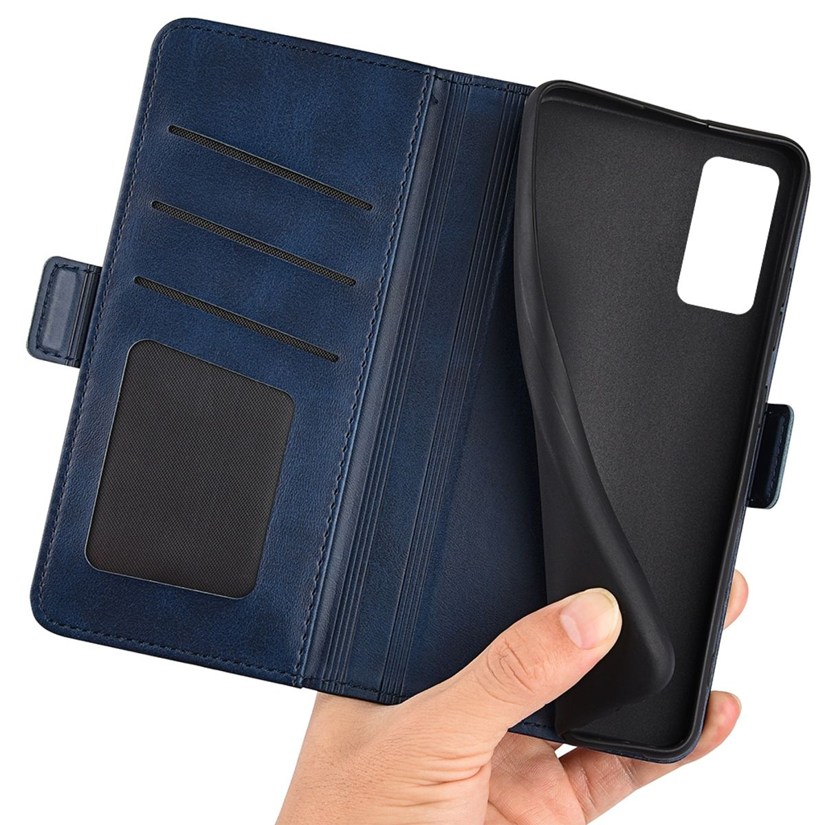 Blaue Handyhülle geöffnet mit einem Telefon, mit einer Hand, die die Hülle hält. Weißer Hintergrund.