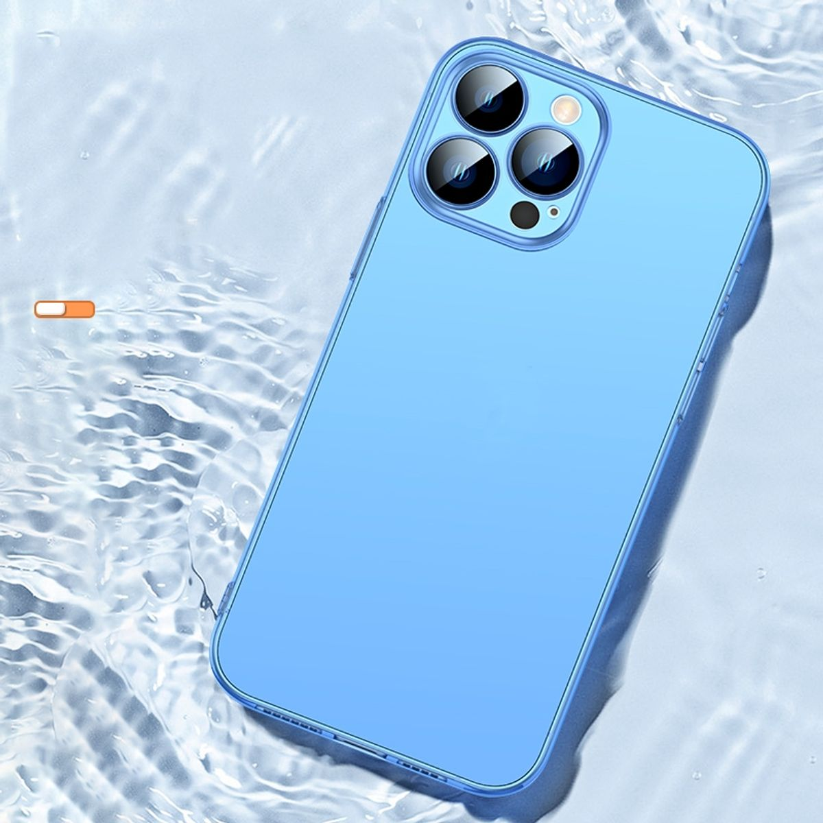 Blaue Handyhülle im Wasser. Reflexion sichtbar. Transparent, mit Kameradetail. Hellblauer Hintergrund.