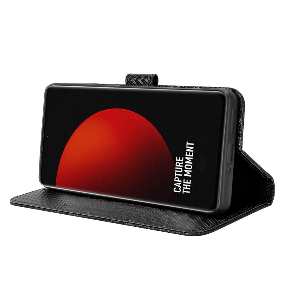 Schwarzes Telefon in einer Hülle, aufgestellt. Es hat einen roten Kreis und den Text 'Capture the Moment'.