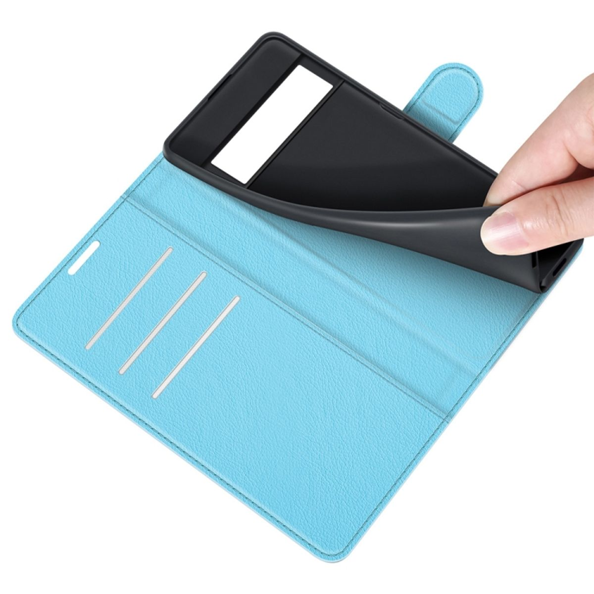 Hand entfernt ein schwarzes Telefon aus einer blauen Handyhülle mit Kartenfächern.
