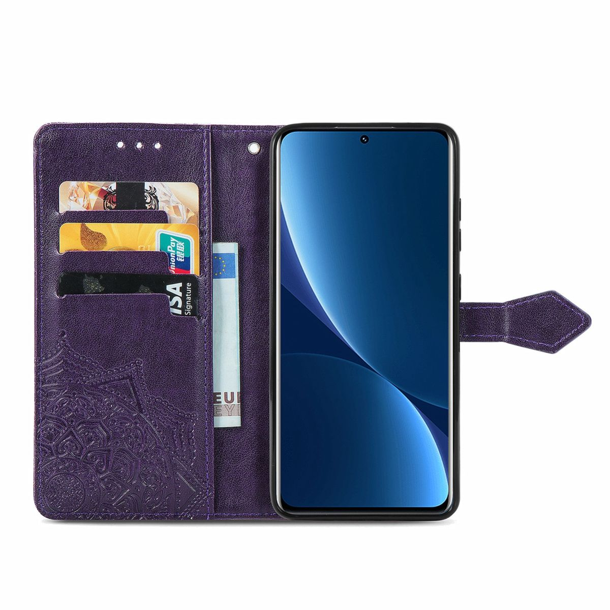 Lila Handyhülle. Geöffnet, mit Karten und Telefon. Das Telefon hat einen blauen Bildschirm. Dekoratives Muster.