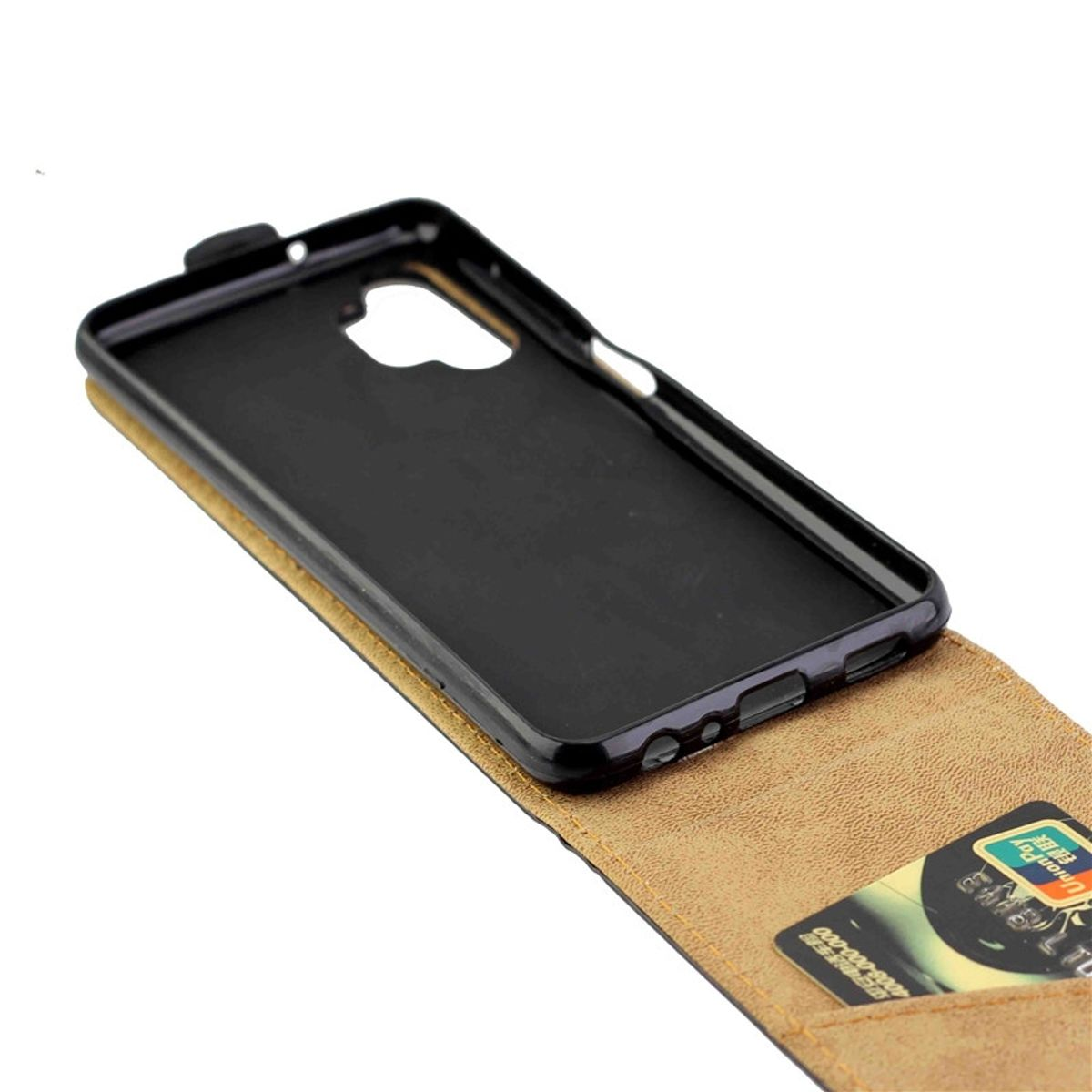 Handyhülle mit einem Telefon darin. Die Hülle ist braun und das Telefon ist schwarz. Eine Karte ist sichtbar.