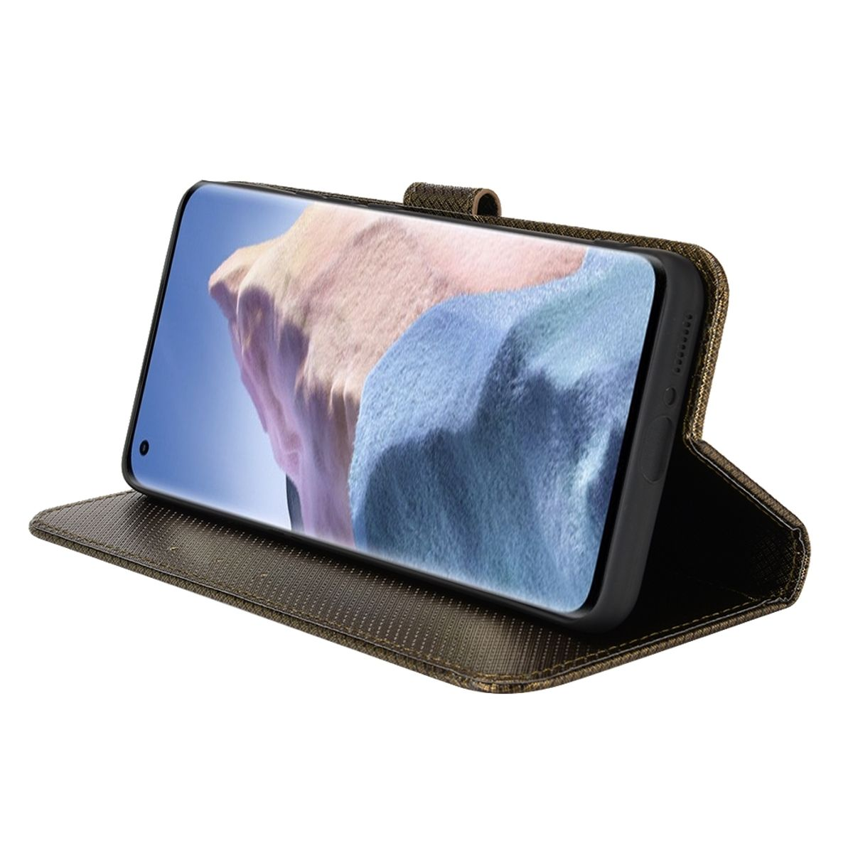 Braune Handyhülle offen, zeigt ein Telefon mit blauem und braunem Hintergrund. Das Telefon ist geneigt.