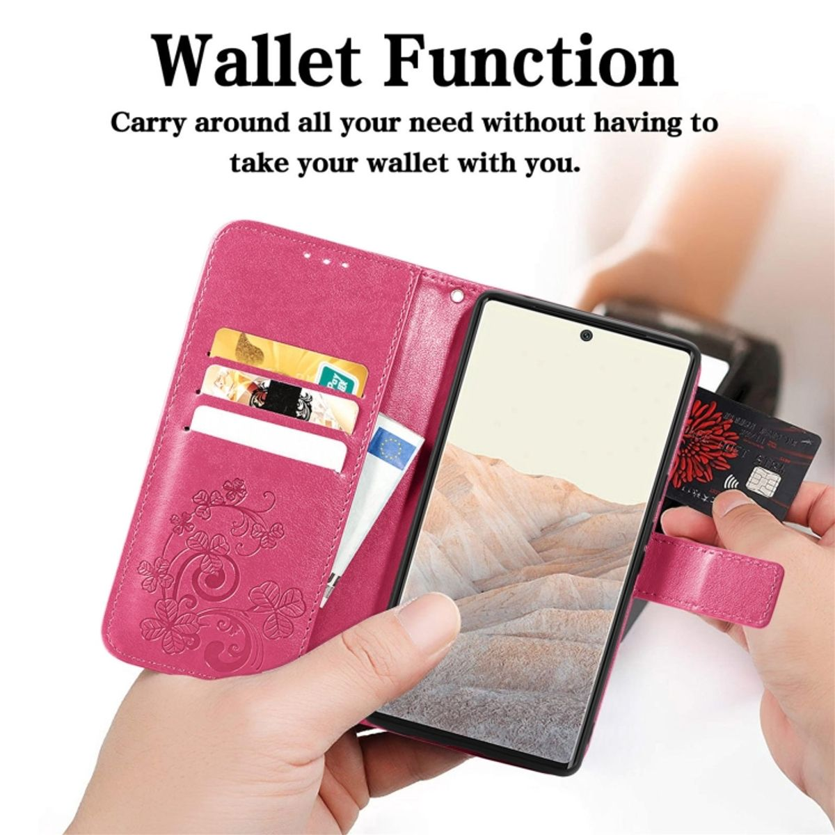 Eine rosa Handyhülle, offen, mit Karten und einem Telefon. Eine Hand hält das Telefon. Die Hülle hat Blumen.