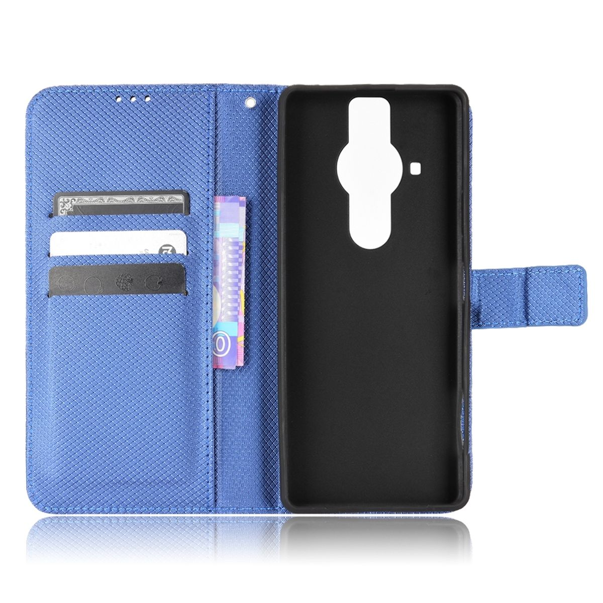 Blaue Handyhülle mit Telefon und Kartenfächern. Schwarzes Telefon. Weißer Hintergrund.