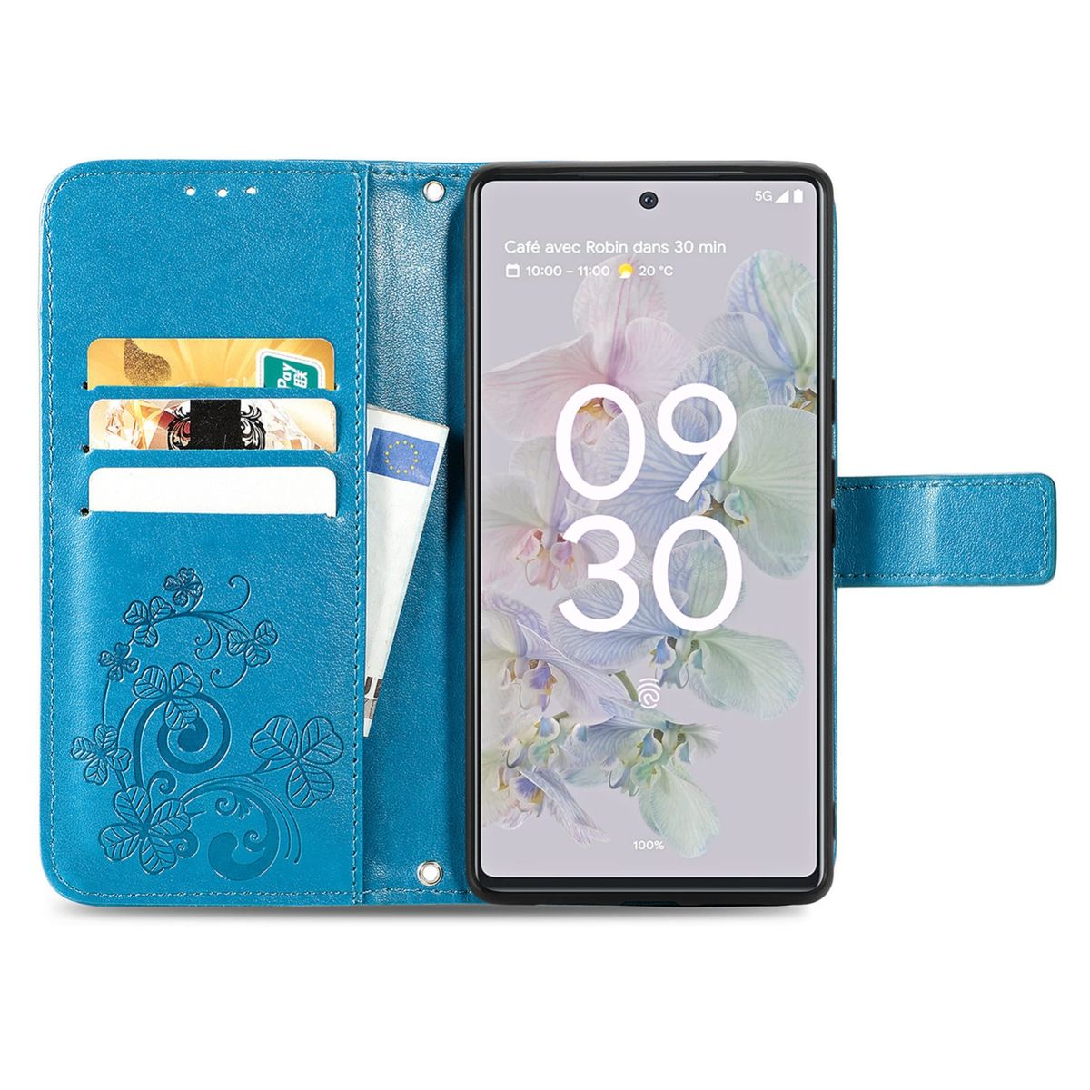 Blaue Handyhülle mit geprägtem Blumendesign. Telefonbildschirm zeigt Zeit. Karten und ein Stift sind im Etui.
