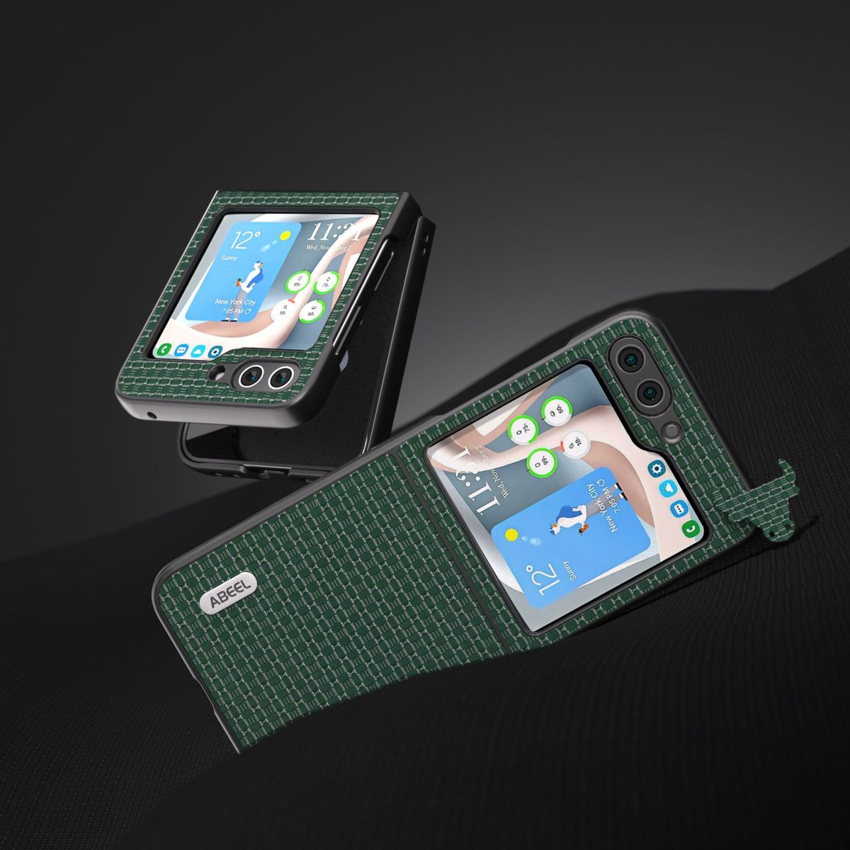 Zwei grün gemusterte Klapphandys, eines geöffnet mit Bildschirm, das andere geschlossen.