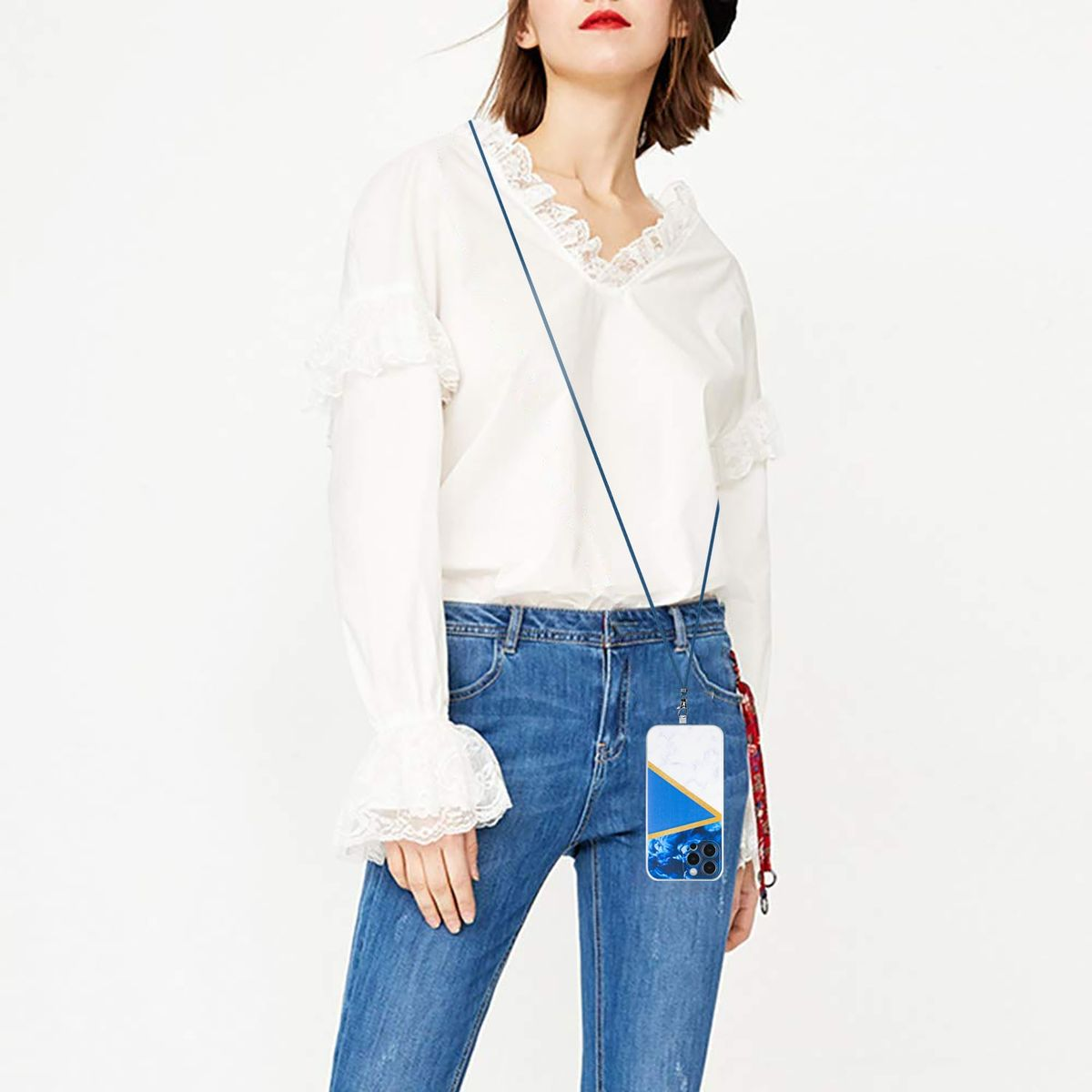 Eine Frau in einem weißen Hemd und Jeans trägt eine Handyhülle um den Hals.