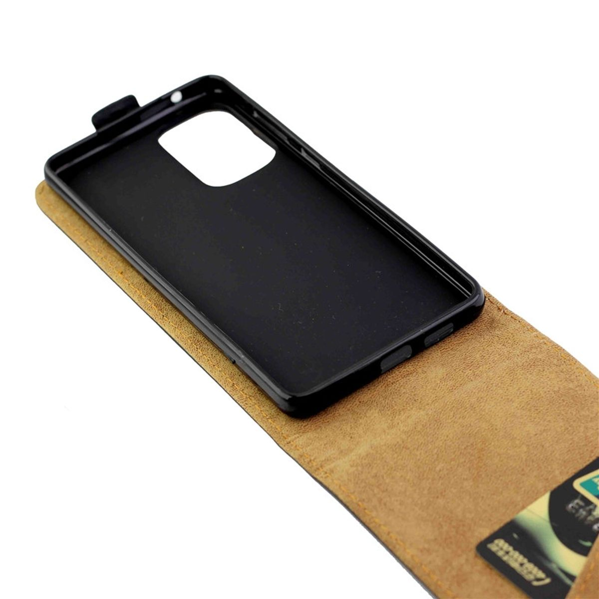 Hellbraune Handyhülle mit Telefon. Hülle hat Kartenfach. Telefon ist an.