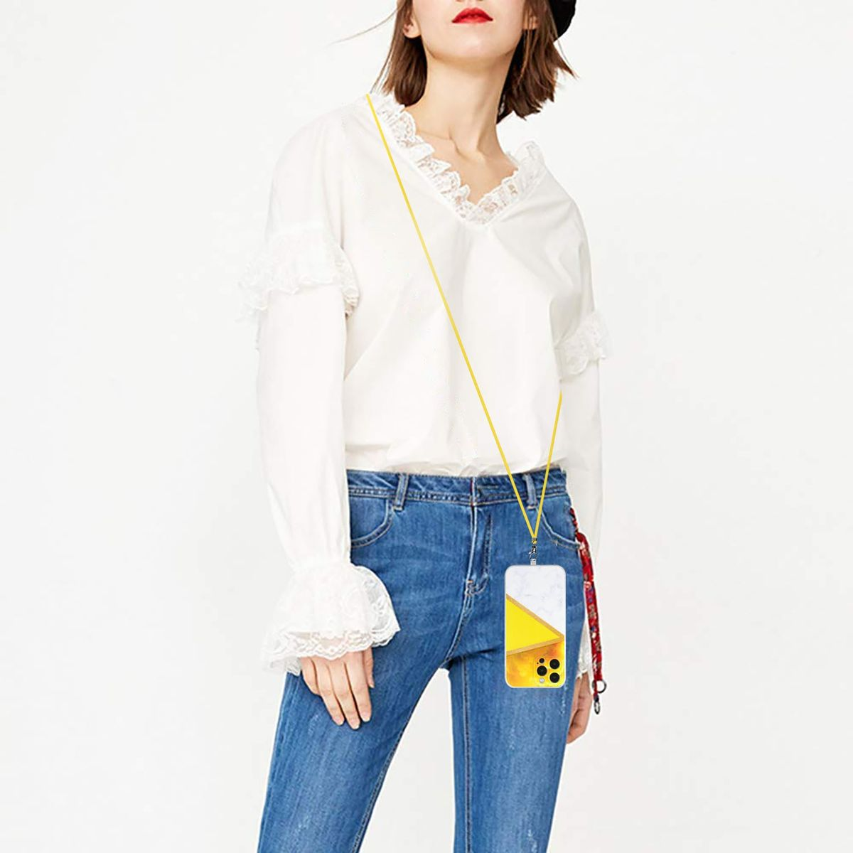 Frau, die ein weißes Hemd und Jeans trägt, hält ein Telefon mit einer gelben und weißen Hülle.