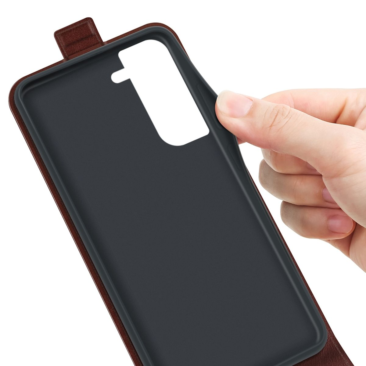 Hand, die ein Telefon hält, es aus einer braunen Lederhülle nimmt. Schwarzer Innenraum.