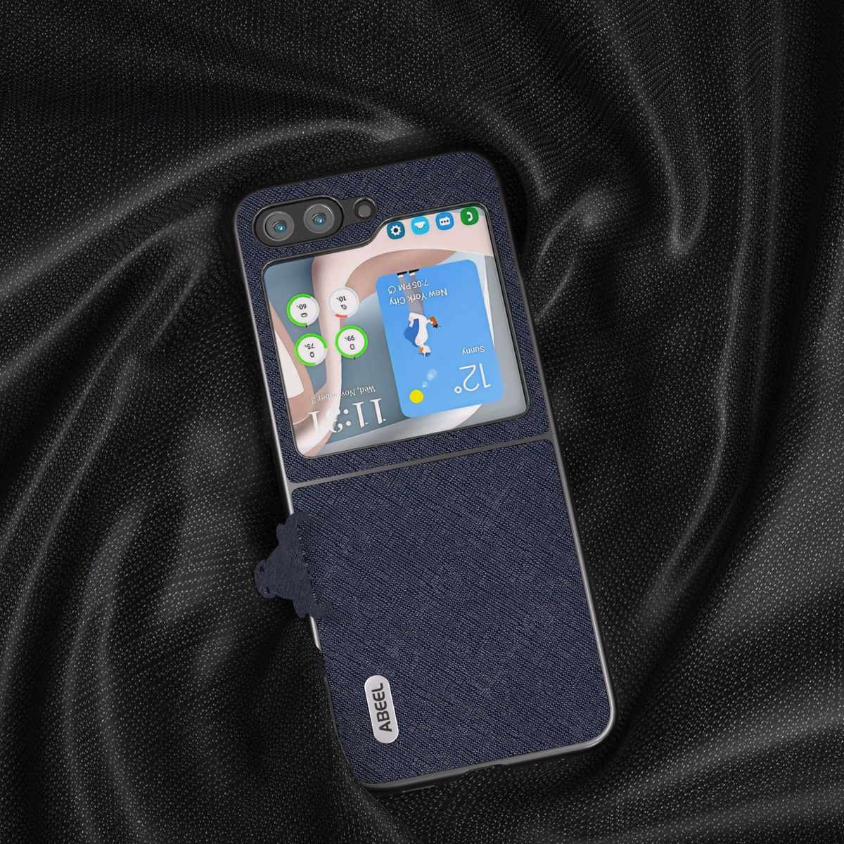 Eine blaue Handyhülle mit einem Bildschirm, auf dem das Wetter angezeigt wird. Das Telefon ist geöffnet.