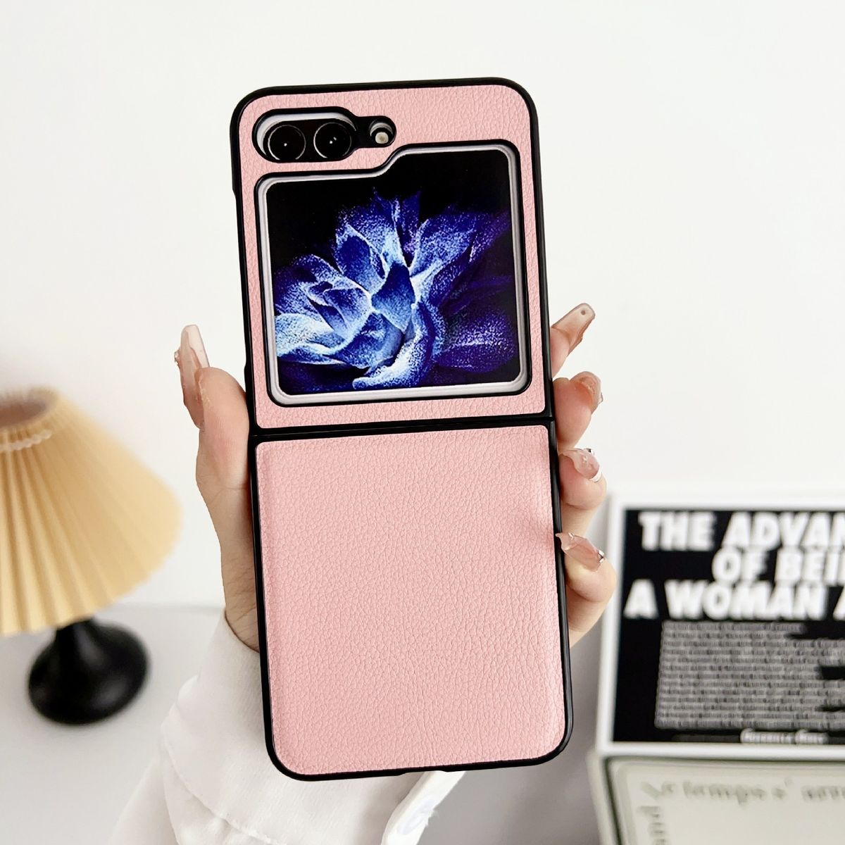 Rosa Handyhülle, die ein gefaltetes Telefon zeigt.