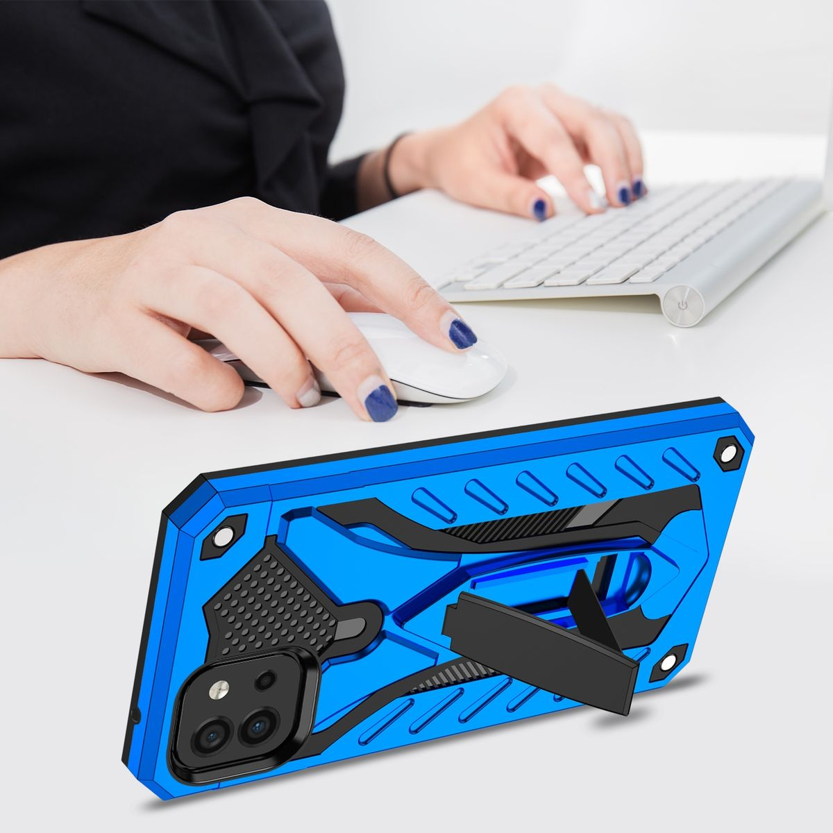 Eine blaue Handyhülle mit Ständer, eine Person tippt im Hintergrund auf einer weißen Tastatur.