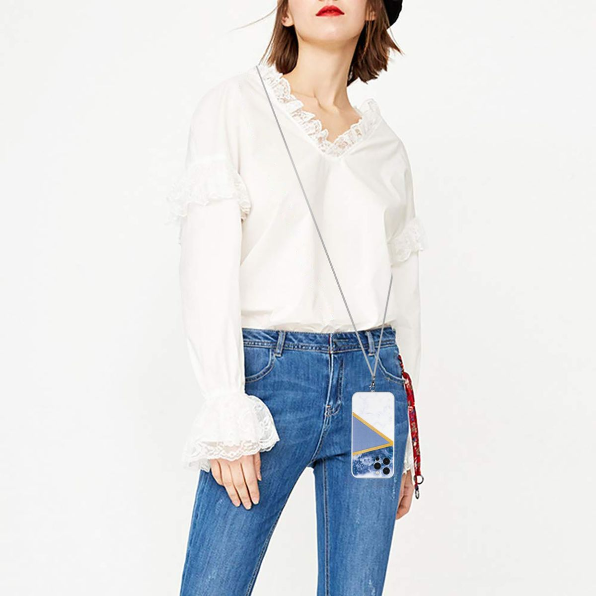 Eine Frau trägt Jeans und ein weißes Hemd. Telefon an einem Schlüsselband um den Hals befestigt.