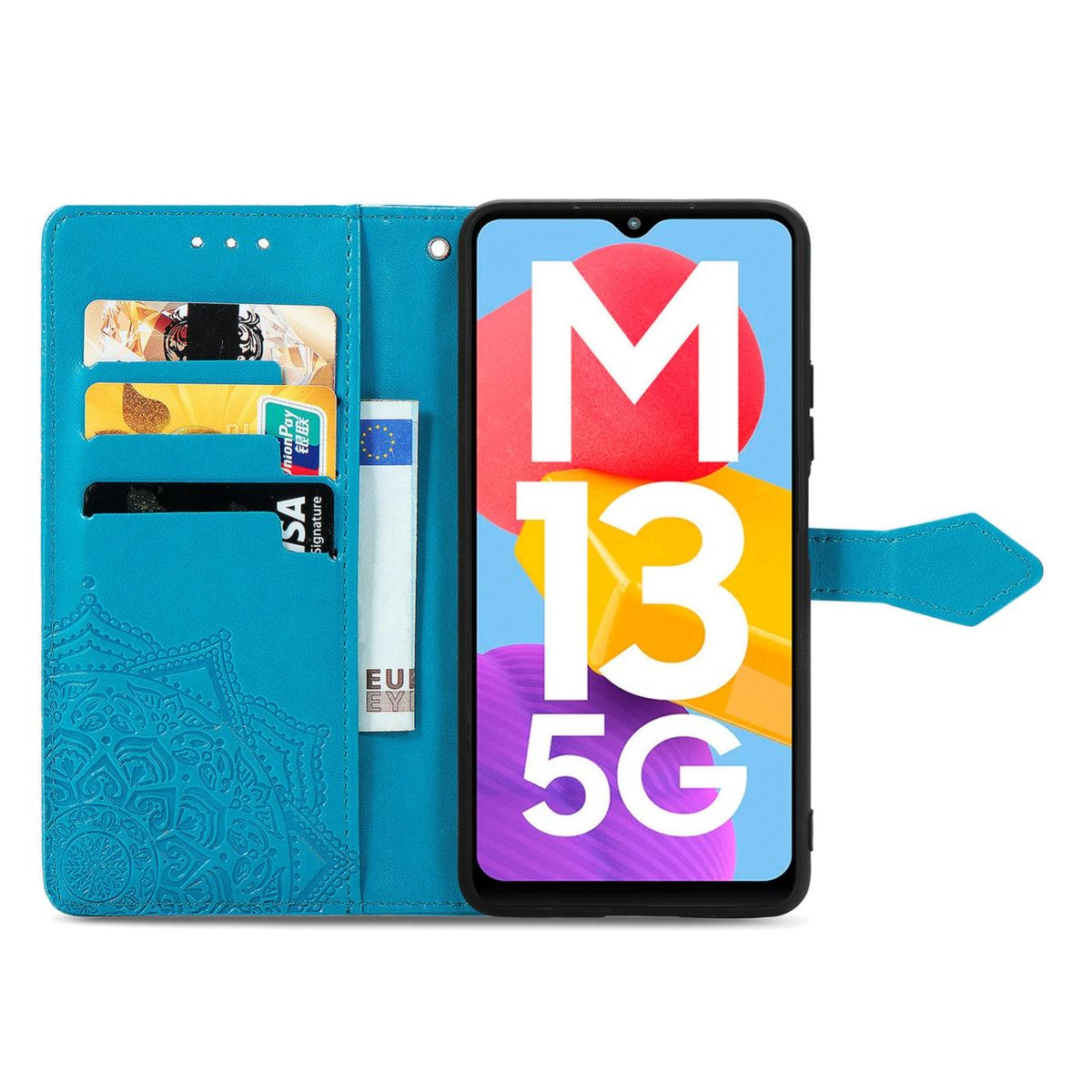 Ein Telefon zeigt M13 5G auf dem Bildschirm. Die blaue Hülle zeigt Karten, eine Banknote und eine verzierte Oberfläche.