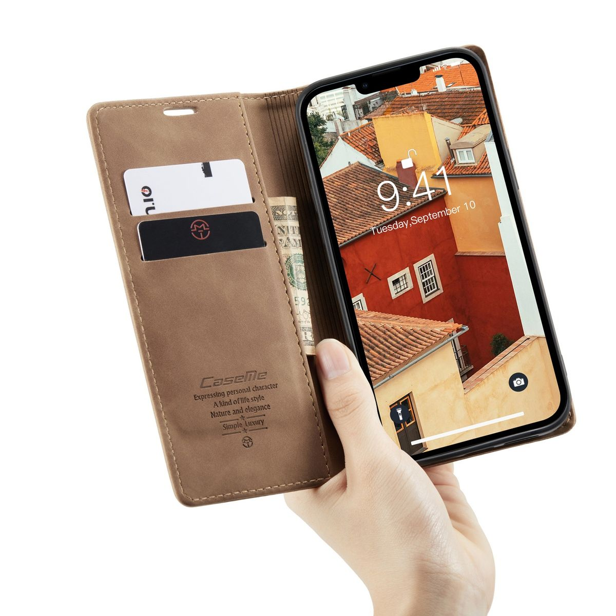 Hellbraune Handyhülle, offen, hält Telefon. Telefon zeigt Foto eines Gebäudes. Karten und Geld in den Schlitzen.