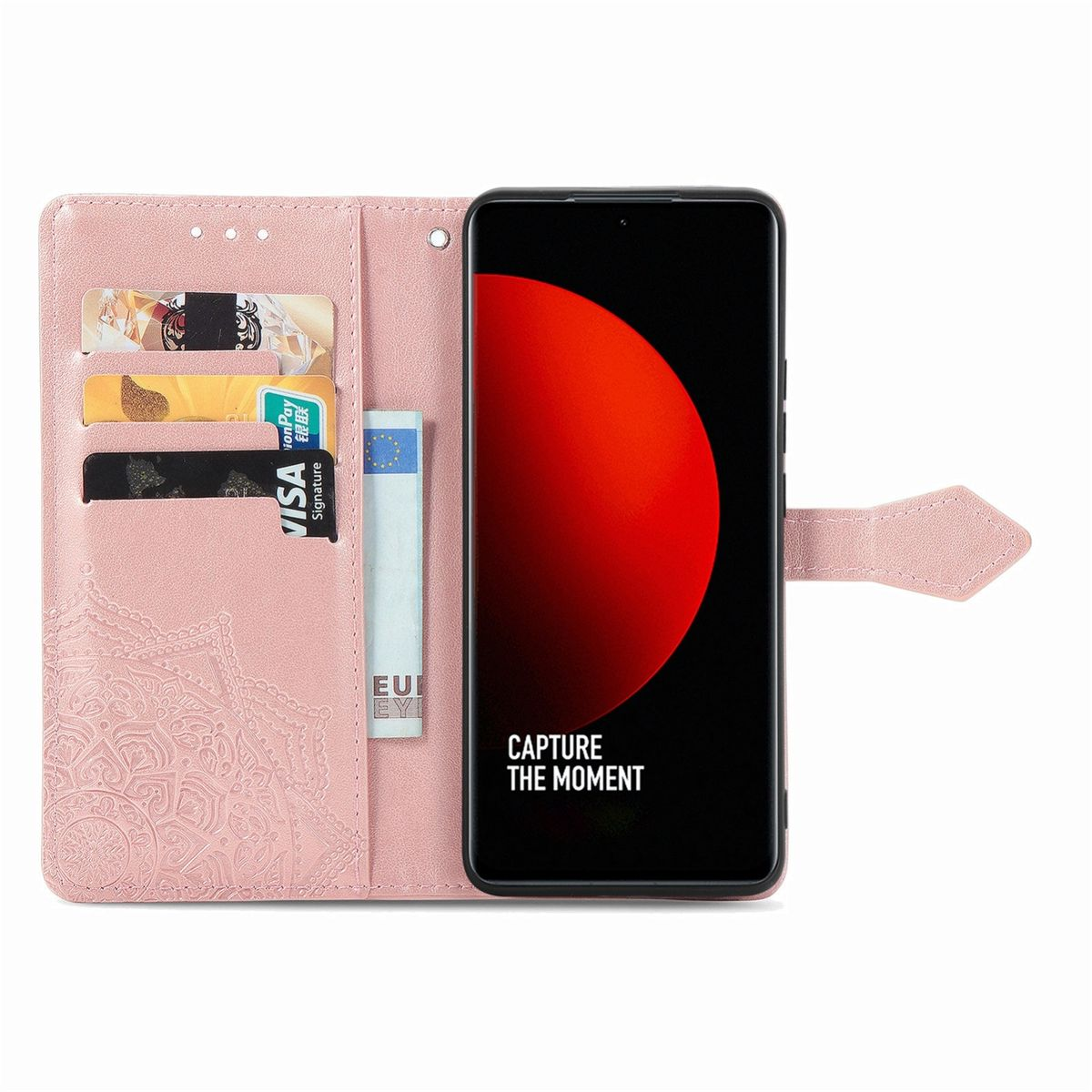 Offene rosa Handyhülle mit Karten und einem Smartphone. Das Telefon zeigt einen roten Bildschirm mit Text.