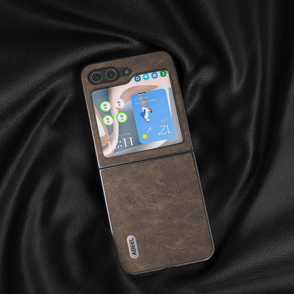 Braune Handyhülle offen, Telefonbildschirm zeigt Apps. Die Hülle befindet sich auf schwarzem Hintergrund.