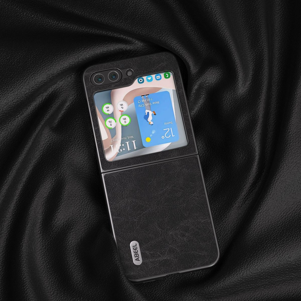 Schwarze Handyhülle mit Telefon. Das Telefon zeigt die Wetter-App an.
